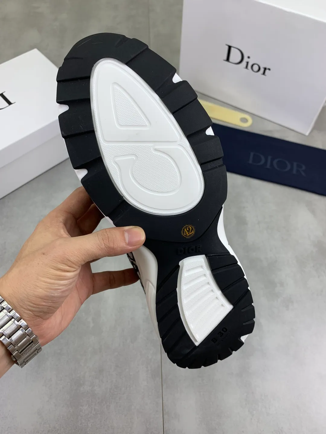 Men's shoes 💰P420 New Dior Chrono 2025 new product B30 series, in white and black fly woven series, decorated with computer-printed CD logo on both sides, star patch on the tongue and Dior logo on the heel, many details highlight the style. The interior is matched with the original color matching mesh, and the interior of the body is supported by low-temperature shaping sheets, and is filled with light feather cotton to keep the interior full and soft against the feet. The exclusive open-molded outsole adopts a one-piece molding process, so there is no need to worry about problems such as the opening and falling of sole decorative accessories. It is light and comfortable to wear, yet strong and wear-resistant. The two-color shoelaces are accessorized with exquisite metal five-pointed star pendants, creating a high-end, trendy and casual look at all times. Color: 5️⃣ colors available, code number: 38-44 (45 customized)